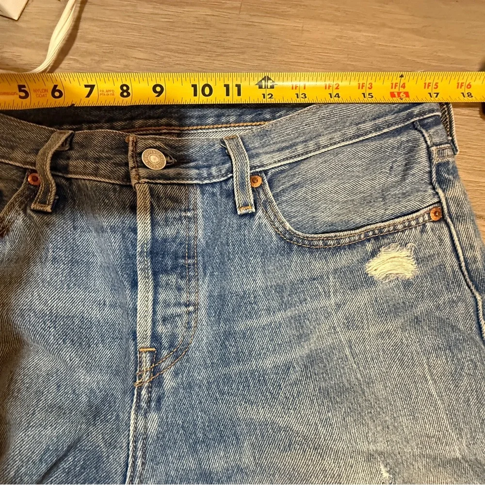 501s 29w x 28L Levi's Relaxed Fit Distressed Blue Jeans - Picture 12 of 12